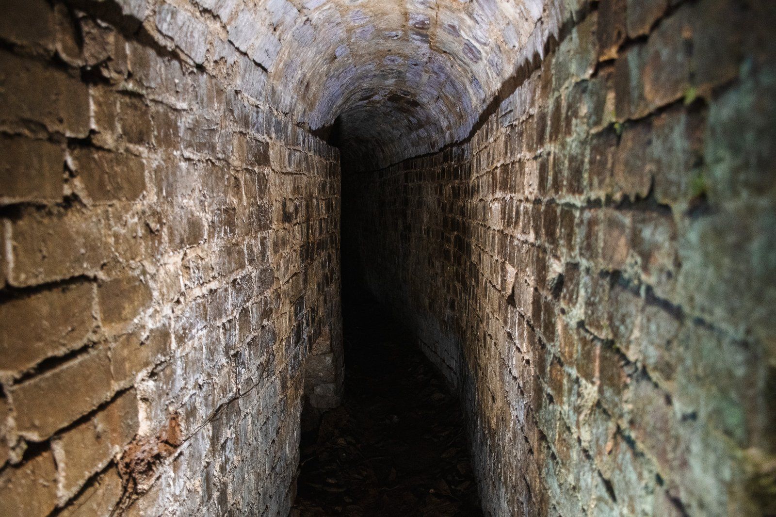 Túnel de piedra en las ruinas mineras de Falan, Tolima - Ciudad perdida de Falan