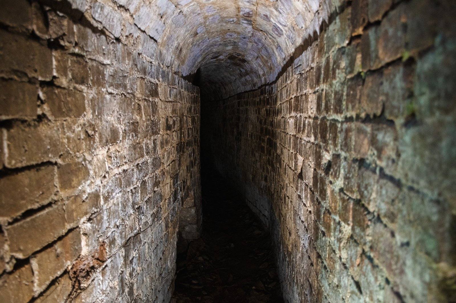 Túnel de piedra en las ruinas mineras de Falan, Tolima - Ciudad perdida de Falan