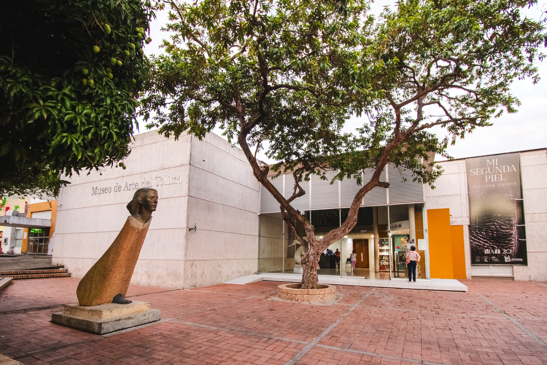 Fachada del Museo del Arte del Tolima en Ibagué, con escultura en el jardín exterior