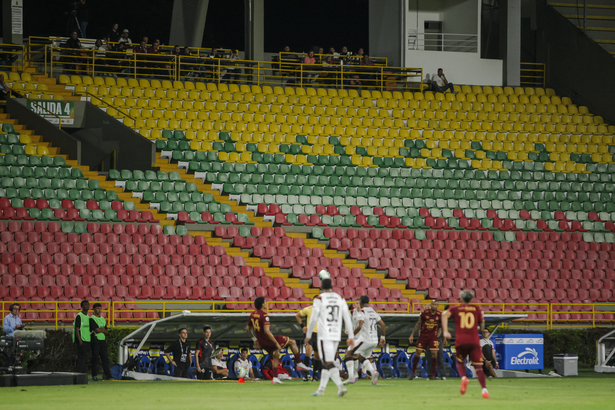 Gradería occidental del estadio Manuel Murllo Toro durante el juego Tolima Vs. Cúcuta.
