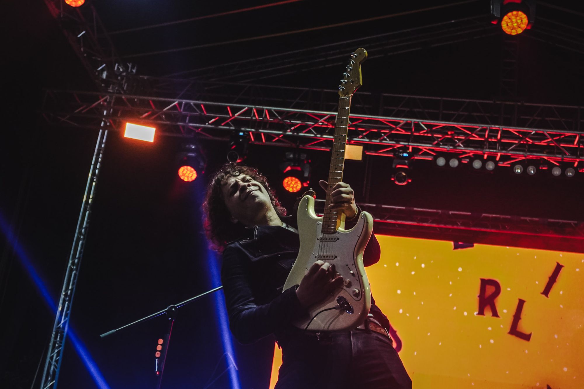 Guitarrista bajo las luces, Ibagué Ciudad Rock 2025