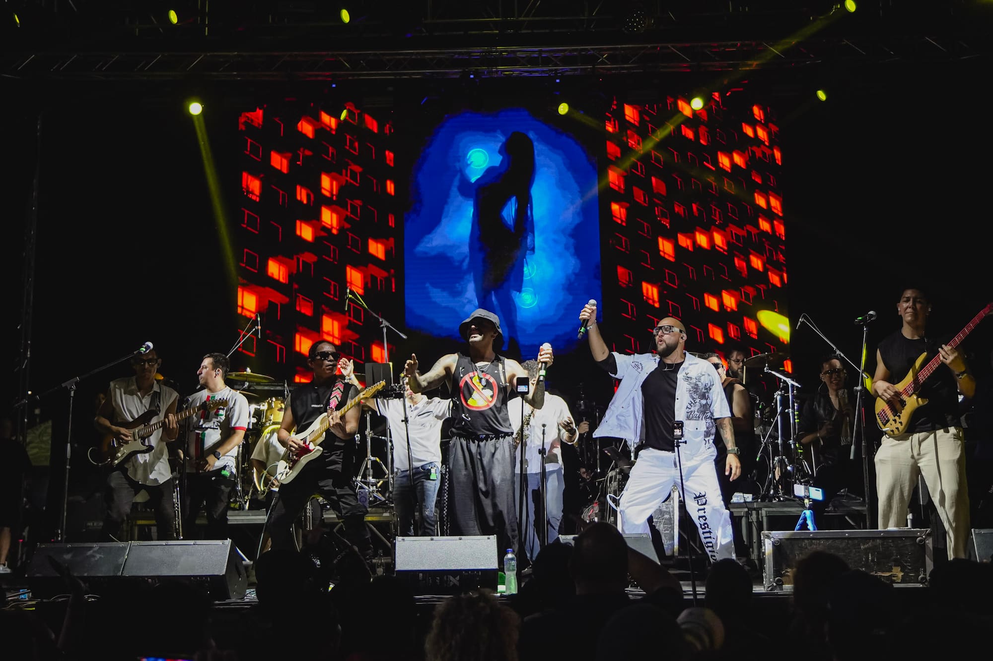 Dafne Marahuntha en pleno concierto, con toda la banda en la tarima de Ibagué Ciudad Rock XXV