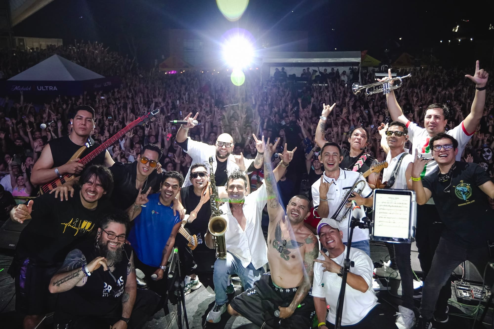 Dafne Marahuntha y su sección de vientos al final del concierto en Ibagué Ciudad Rock XXV