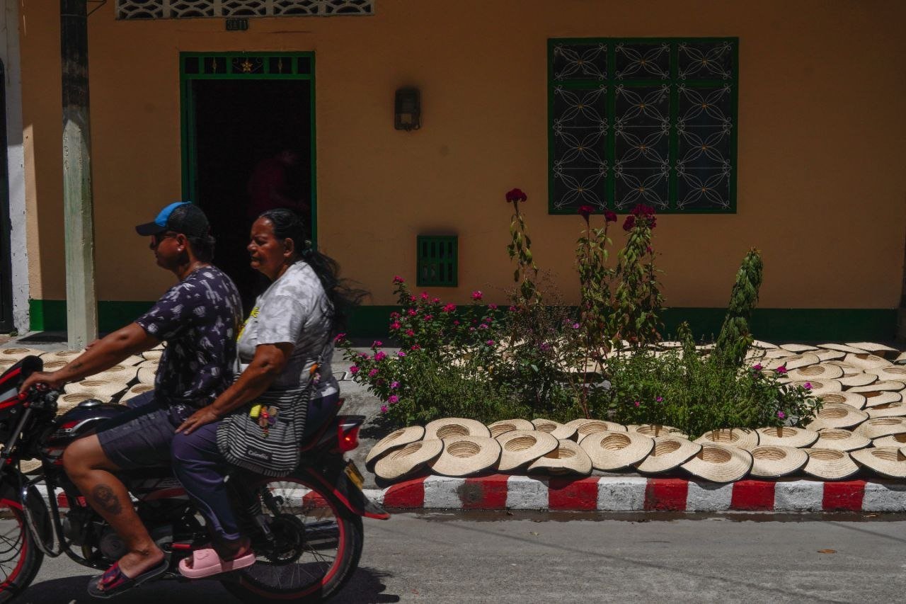 El barrio que teje, a mano, el sombrero tolimense
