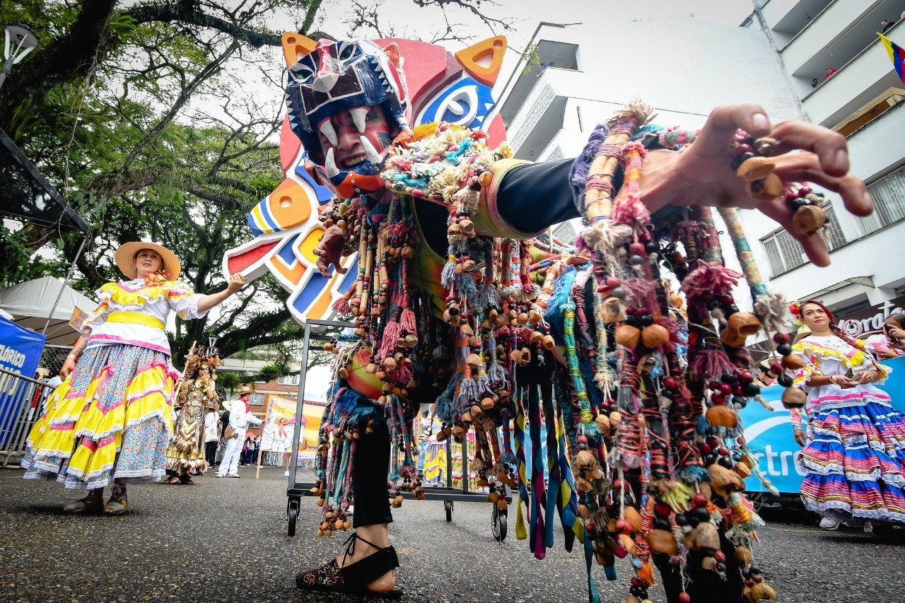 Gran Desfile de San Juan 2026 en Ibagué: el fuego, la calle y el folclor que no esperó la lluvia