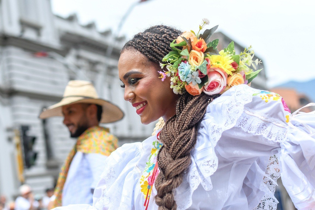 Gran Desfile de San Juan 2026 en Ibagué: el fuego, la calle y el folclor que no esperó la lluvia