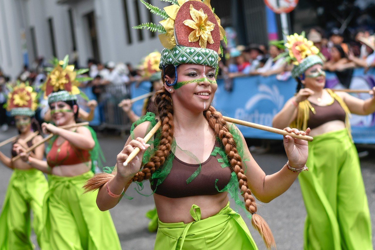 Gran Desfile de San Juan 2026 en Ibagué: el fuego, la calle y el folclor que no esperó la lluvia